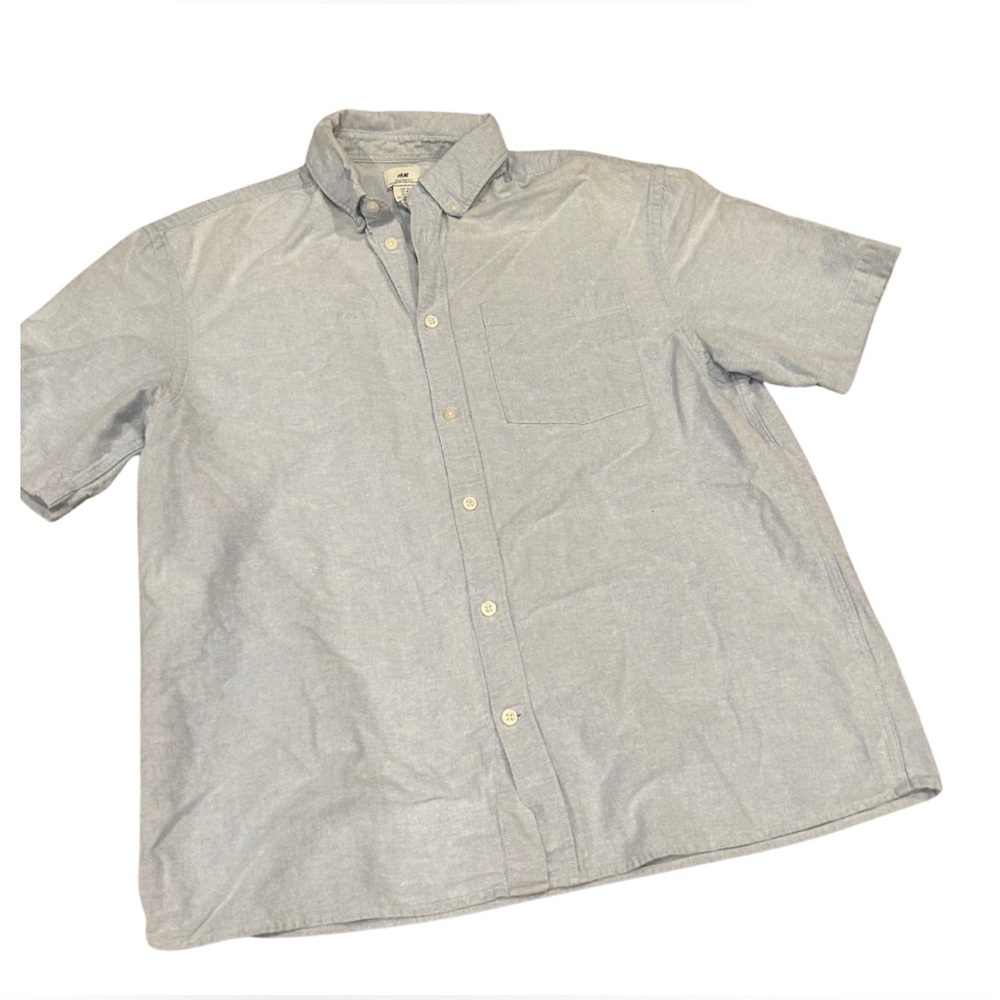 H&M Men’s Short Sleeve Relaxed Fit Chambray Button Down Shirt | Light Blue | M